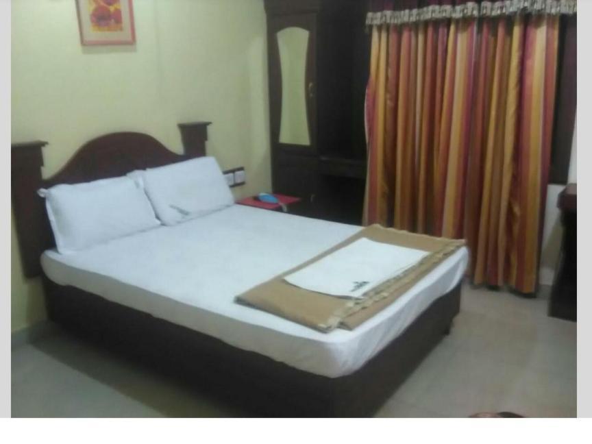 Hotel Priya Chengannur Oda fotoğraf