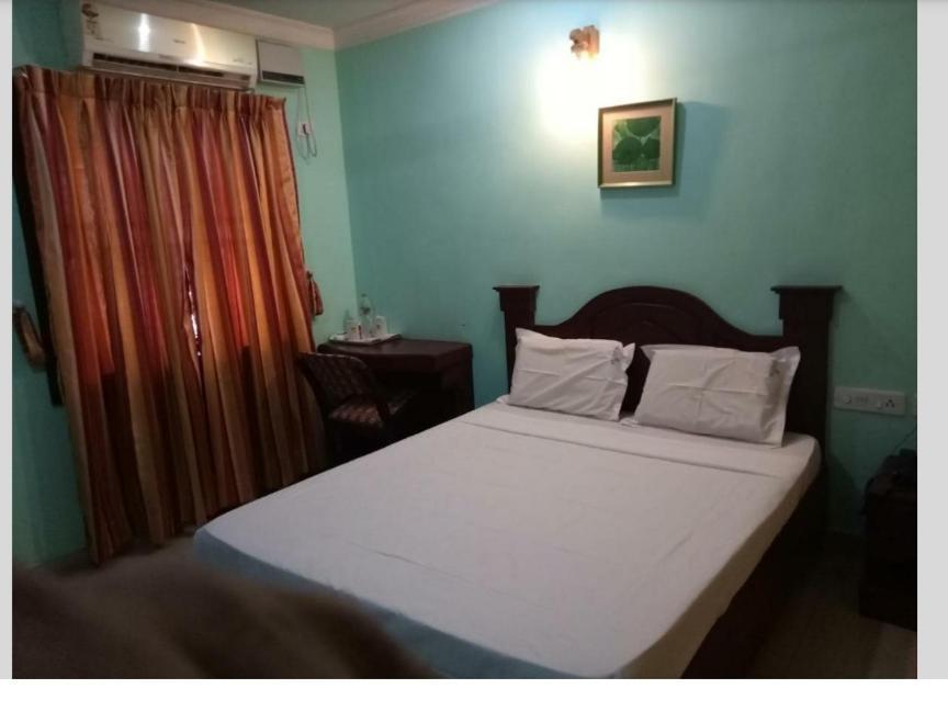 Hotel Priya Chengannur Oda fotoğraf