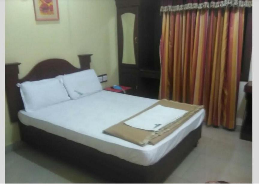Hotel Priya Chengannur Oda fotoğraf